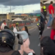 se pegaron con cascos de las motos