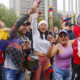 Entre lágrimas y euforia, venezolanos se reúnen en diferentes ciudades del país para celebrar la captura de Nicolás Maduro.