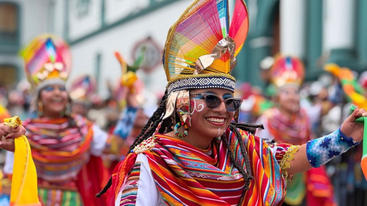 El Carnaval de Negros y Blancos llega a su versión 100 como vitrina cultural, económica y de convivencia en el sur del país.