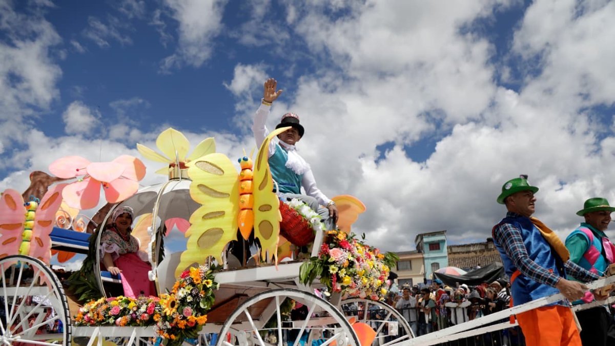 La Familia Castañeda, con 33 estampas, marcó el 4 de enero y volvió a reunir multitudes en el Carnaval de Negros y Blancos.