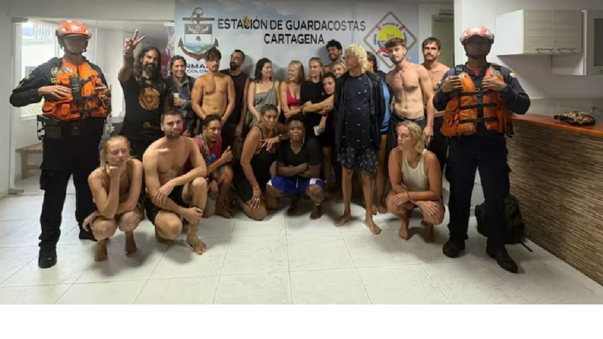 Guardacostas de Cartagena rescatan a 17 turistas extranjeros y tres colombianos tras naufragio en altamar