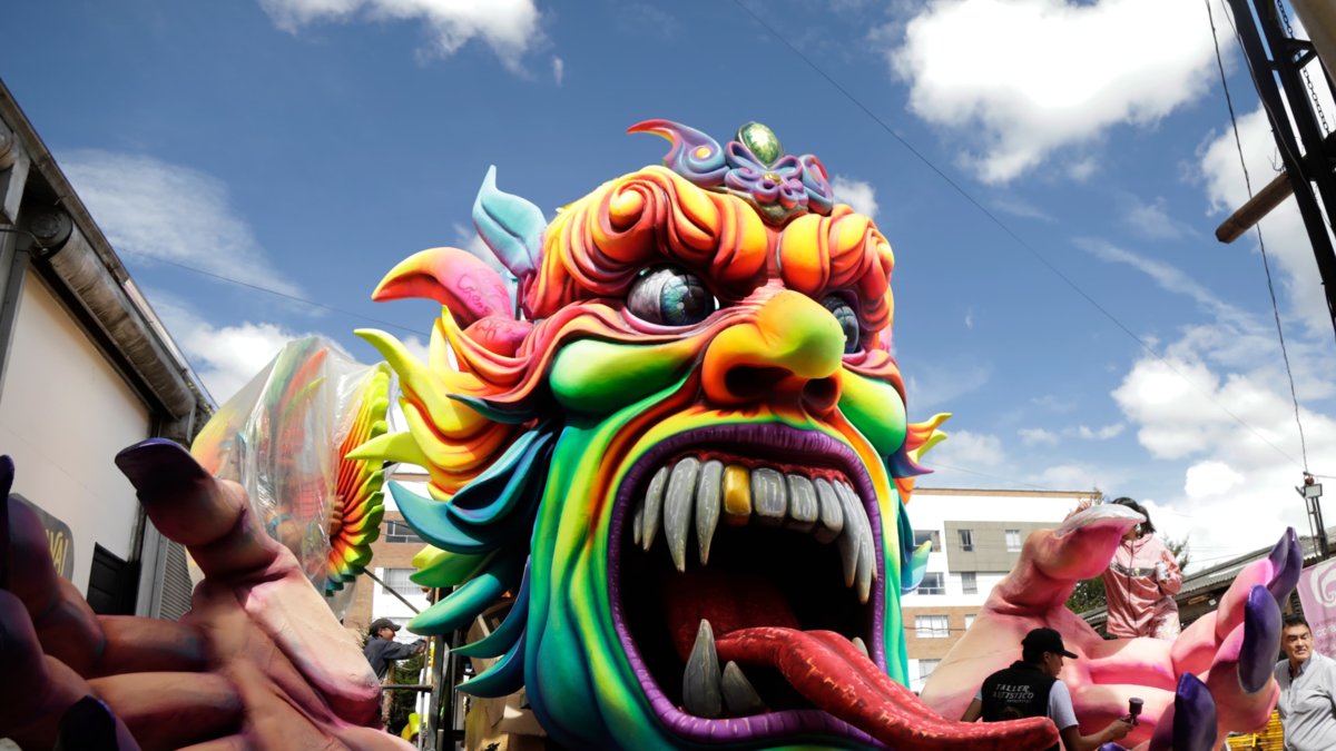 Así se preparan los autores de las carrozas para el día mayor del Carnaval de Negros y Blancos, el 6 de enero.