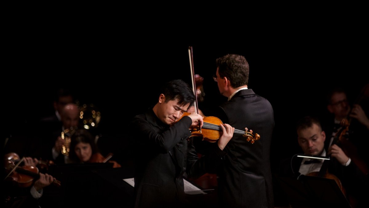 crónica del concierto inicial en una noche mágica que hipnotizó al Teatro Adolfo Mejía