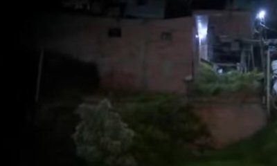 Dos viviendas quedaron al borde de un abismo y otras resultaron inundadas tras un deslizamiento de tierra en Bogotá