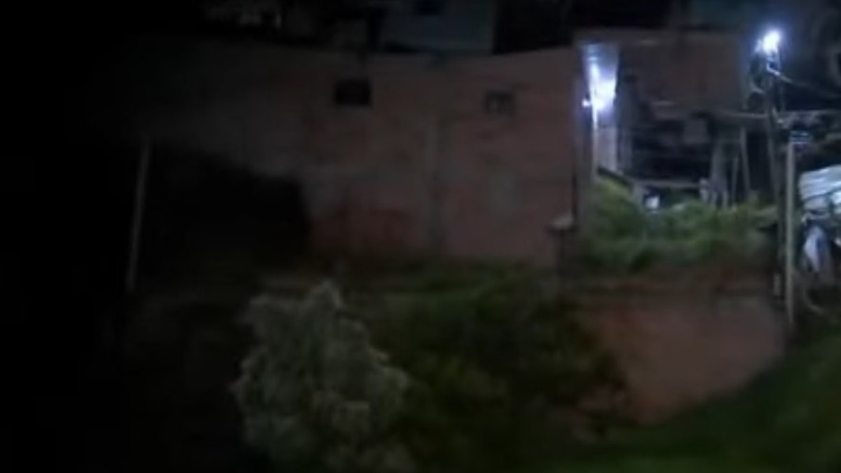 Dos viviendas quedaron al borde de un abismo y otras resultaron inundadas tras un deslizamiento de tierra en Bogotá