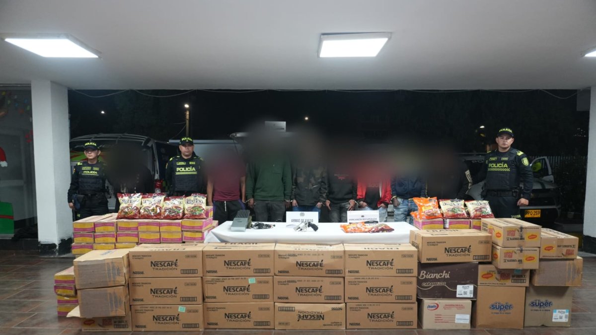 Capturan en flagrancia a ocho personas que robaban un supermercado en el barrio Venecia, en el sur de Bogotá.