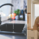 ¿Cuánta agua consume una familia bogotana promedio y cómo reducir ese gasto sin cambiar la rutina?