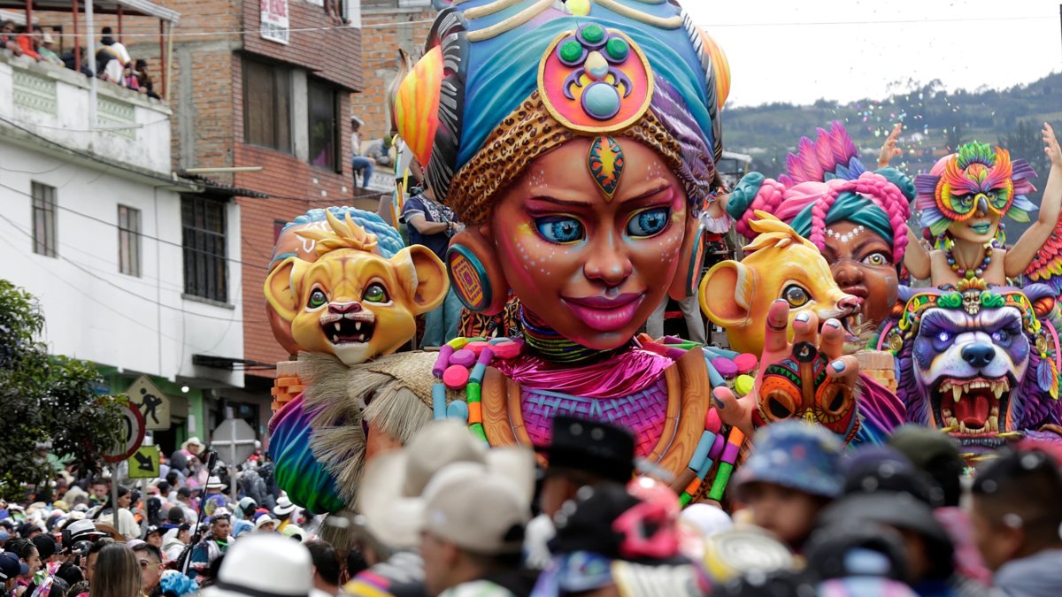 107 motivos desfilaron por sus calles