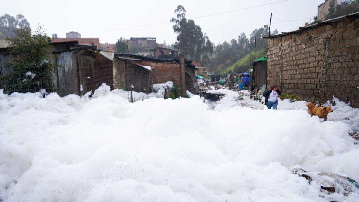 quebrada tibanica se desbordó y dejó espuma contaminante