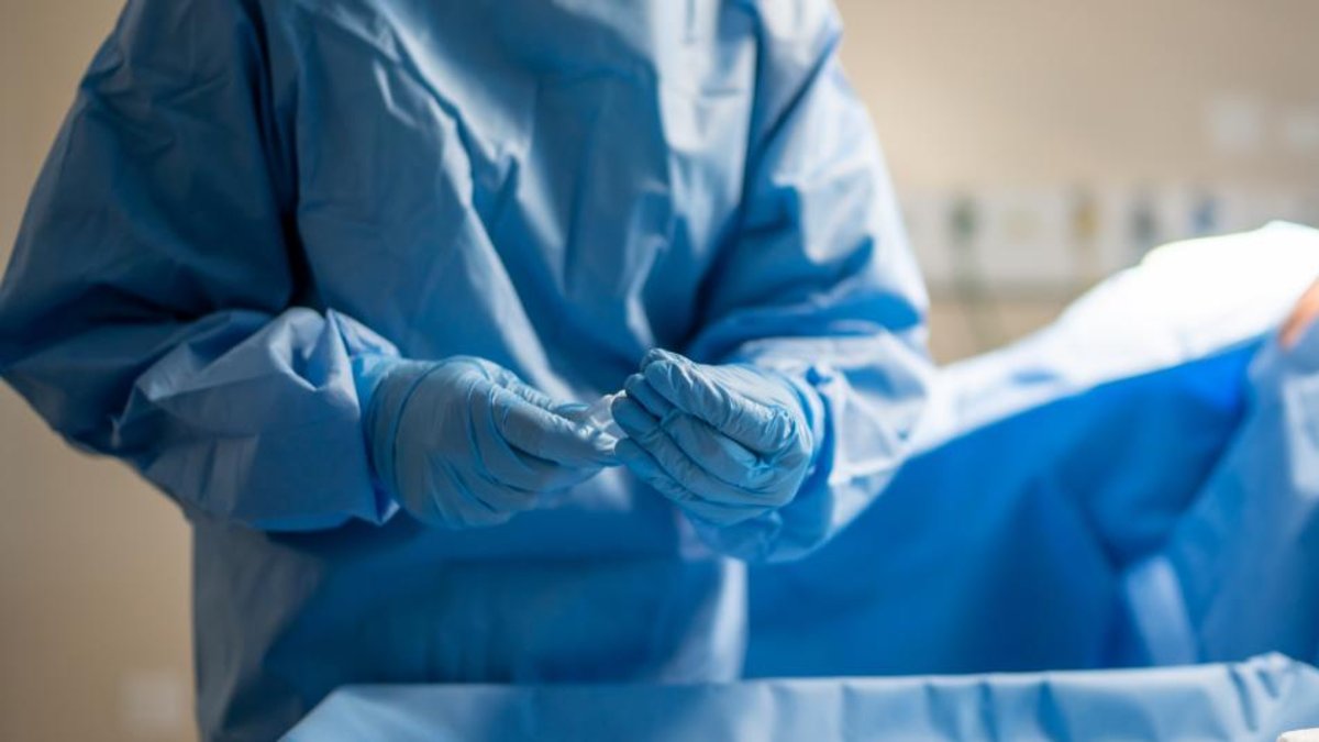 A la cárcel médico señalado por la muerte de una mujer durante una cirugía clandestina para extraerle estupefacientes