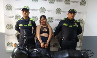 Mujer capturada en el Atlántico tras una persecución policial posó y aparentemente para la foto que tomó la Policía