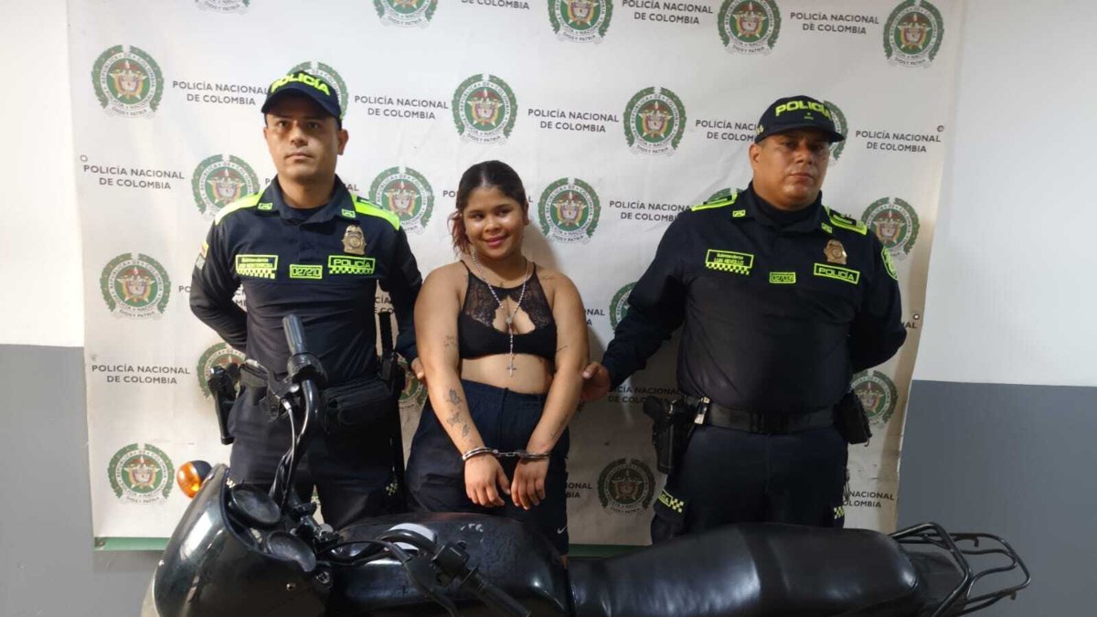Mujer capturada en el Atlántico tras una persecución policial posó y aparentemente para la foto que tomó la Policía