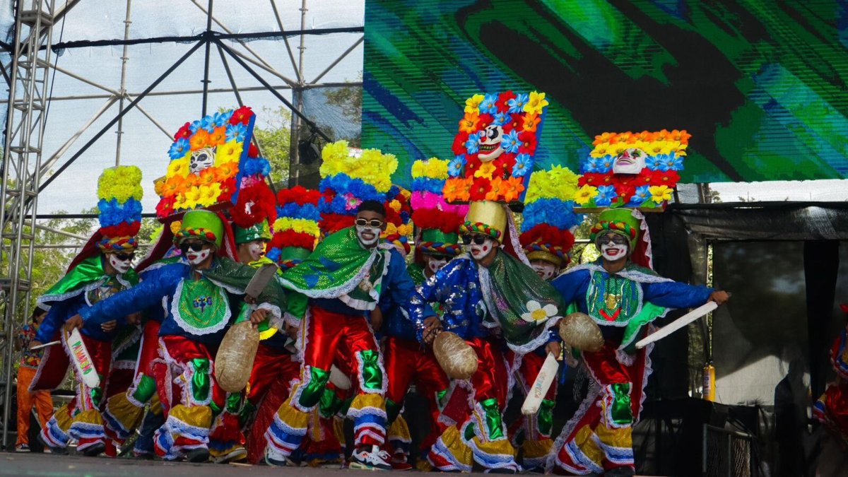cerca de 30 grupos folclóricos izarán sus banderas y se encaminan hacia el Carnaval 2026