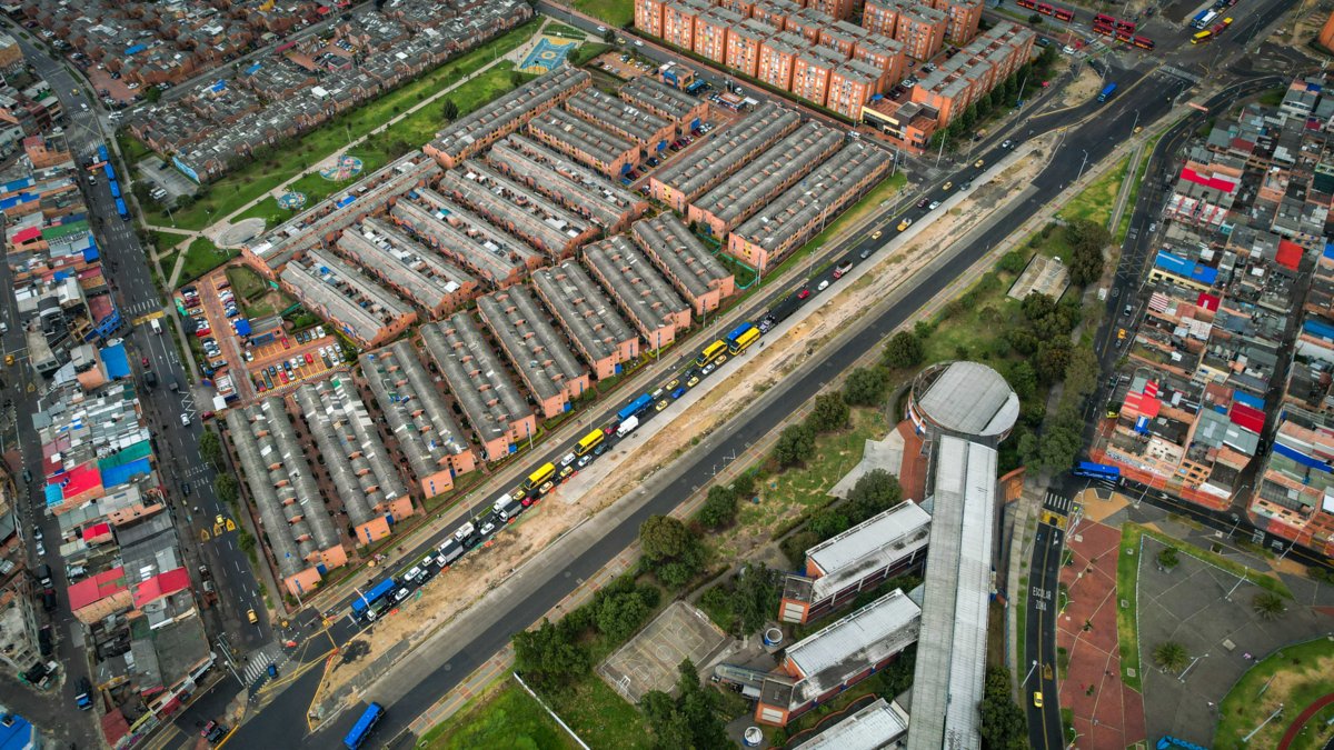 Grupo 2 de la av. Ciudad de Cali está paralizada tras contrato caducado, retrasos y multas; hay fecha para su continuidad