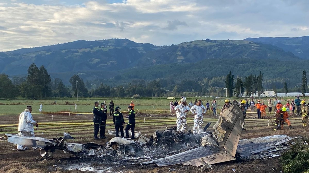 en accidente de avióneta esta tarde en Paipa (Boyacá) muere el cantante Yeison Jiménez y sus músicos