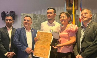 en Cali transformó vidas con becas para jóvenes vulnerables y recibió la condecoración del Concejo
