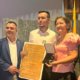 en Cali transformó vidas con becas para jóvenes vulnerables y recibió la condecoración del Concejo