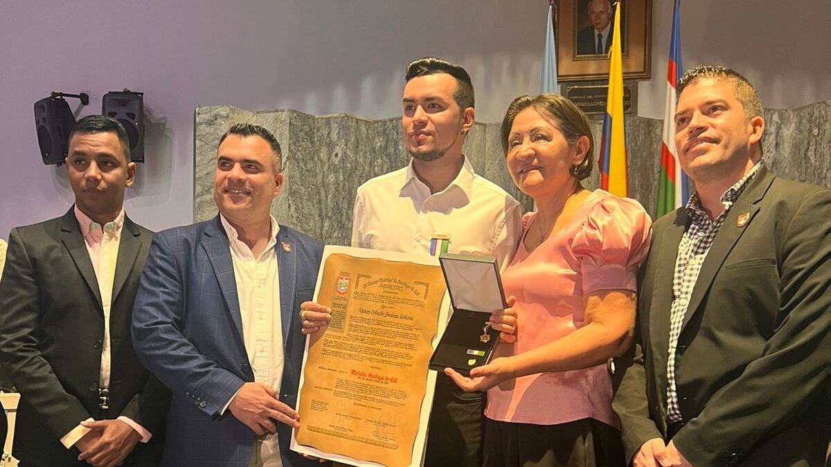en Cali transformó vidas con becas para jóvenes vulnerables y recibió la condecoración del Concejo