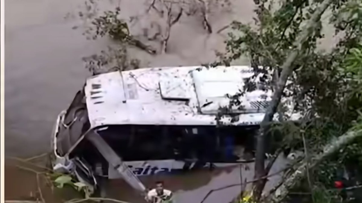 Habría sucumbido a las aguas tras el fatal accidente que dejó 15 heridos.