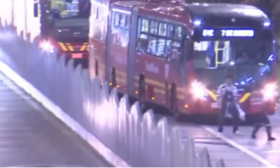 Colado en estación de Transmilenio se salvó de ser atropellado por un autobús tras desmanes en el Movistar Arena en homenaje a Yeison Jiménez