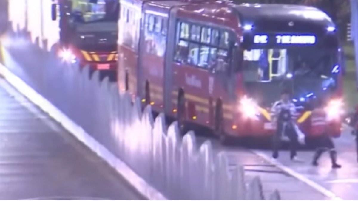 Colado en estación de Transmilenio se salvó de ser atropellado por un autobús tras desmanes en el Movistar Arena en homenaje a Yeison Jiménez