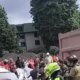 un aparente atraco sería la causa de un choque múltiple que dejó un muerto y por lo menos cuatro heridos en la carrera 68