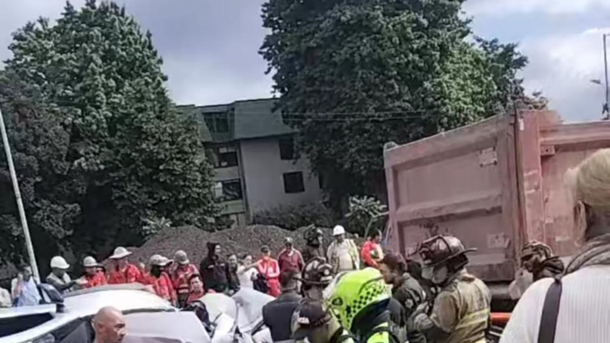 un aparente atraco sería la causa de un choque múltiple que dejó un muerto y por lo menos cuatro heridos en la carrera 68