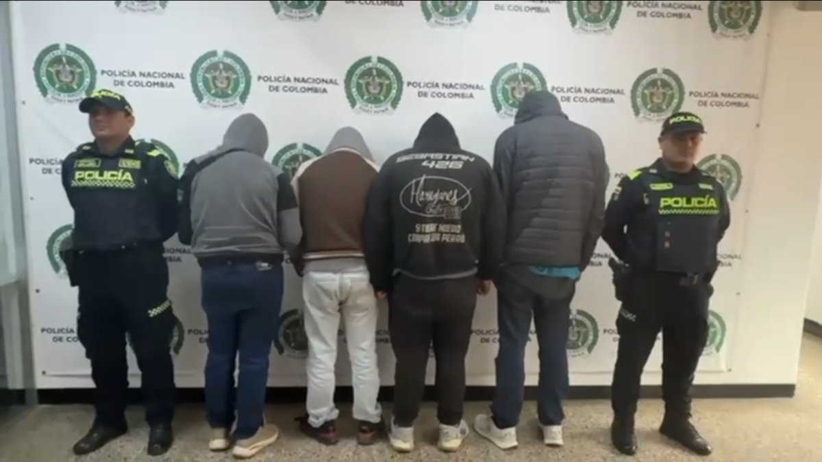 Cuatro personas fueron capturadas cuando pretendían llevarse a la fuerza un vehículo inmovilizado de una grúa de la Secretaría de Movilidad.