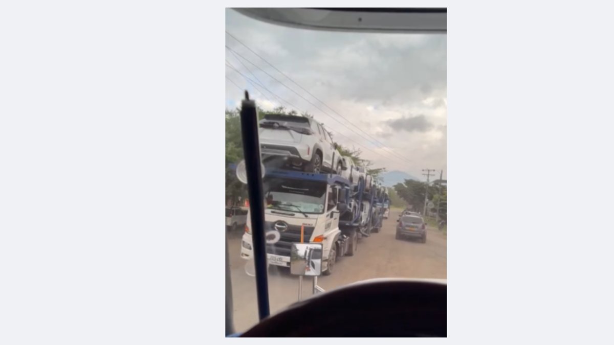 Así, la Policía recuperó las 17 camionetas de alta gama en dos tractocamiones que habían sido robadas entre Valle y Cauca; provenían de Cartagena