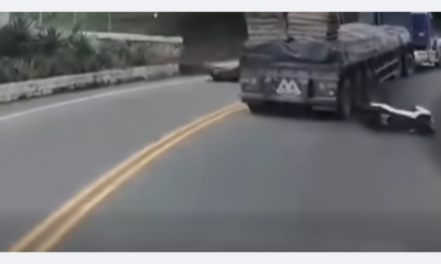 un motociclista quedó a centímetros de ser aplastado por las llantas de un tractocamión