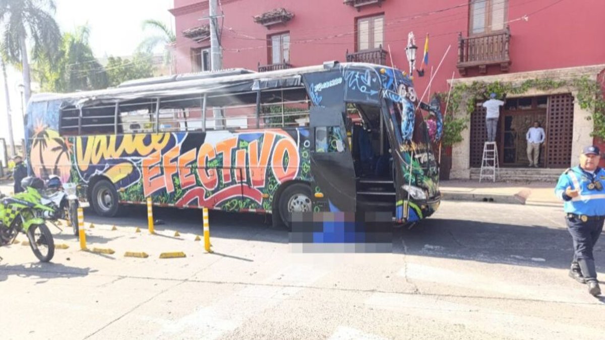 ciclista muere tras ser arrollado por una chiva en la bajada del Puente Román y conductor queda capturado