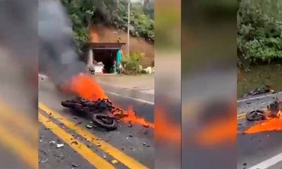 aparatoso choque de dos motos de alto cilindraje en Antioquia dejó dos muertos y una de las motos completamente incinerada