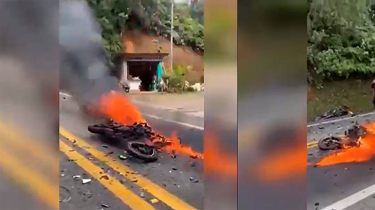 aparatoso choque de dos motos de alto cilindraje en Antioquia dejó dos muertos y una de las motos completamente incinerada