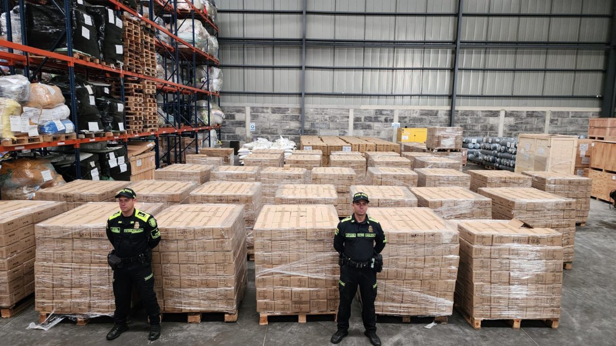 Contrabandistas pretendían 'golear' con más de 100 mil bombillos ilegales que eran transportados entre Buenaventura y Antioquia.