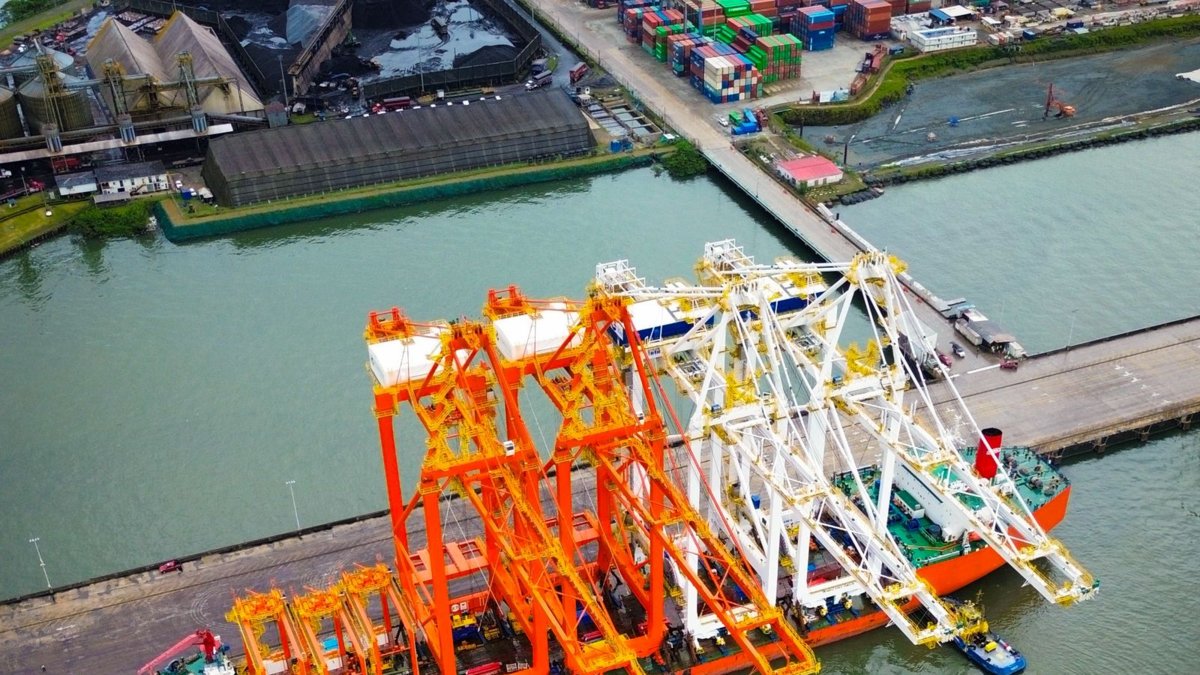 Histórico arribo al Puerto Industrial Aguadulce en Buenaventura de dos grúas pórtico, las más grandes del país, para que puedan llegar megabuques