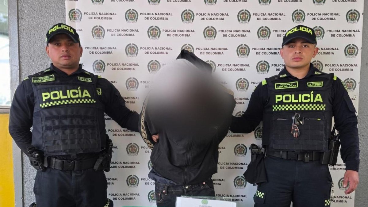 Comunidad quemó la motocicleta de un presunto delincuente que se habría robado un celular en Bogotá: la Policía lo capturó
