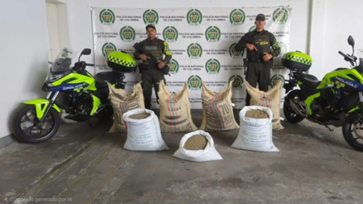 En una vieja caseta sobre la vía entre Buga y Buenaventura estaban ocultos cuatro sacos y tres lonas de café de exportación que habían sido robados.