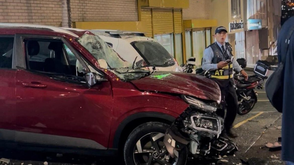 Este es el momento exacto en que un automóvil cae desde el parqueadero de un tercer piso en Manizales; esto dijeron los testigos del incidente