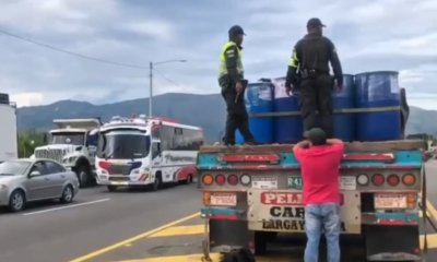 Policía frena en vías de Cundinamarca cargamento millonario de químicos que iban a ser usados ​​para producir cocaína