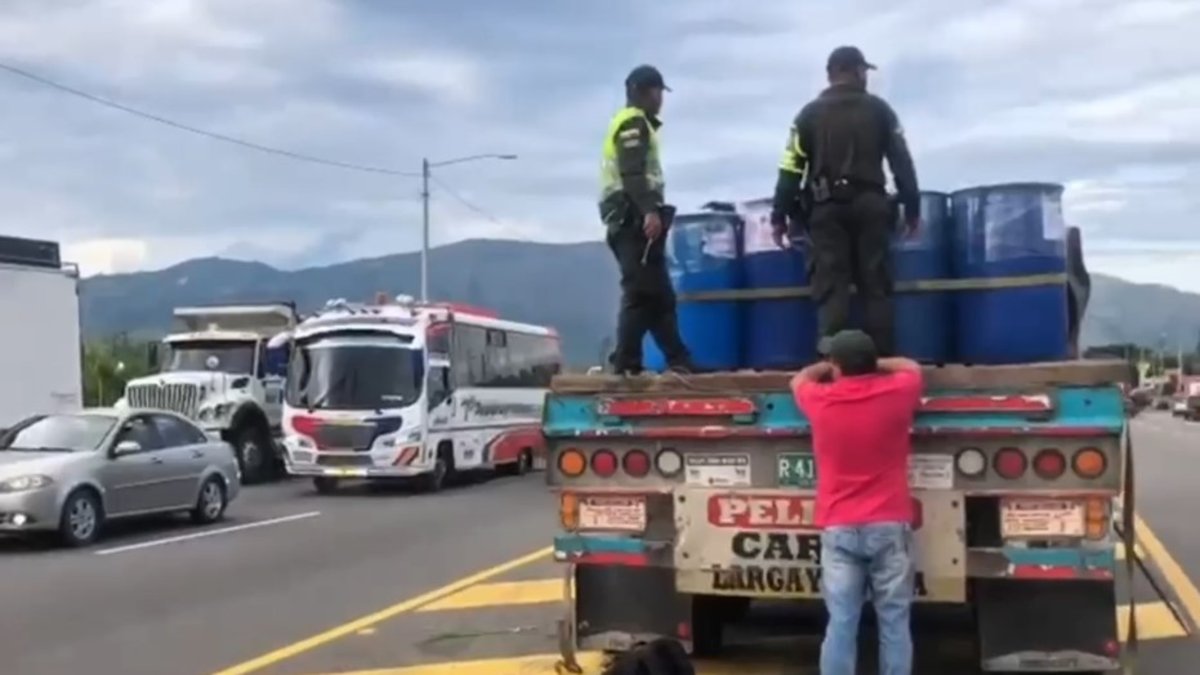 Policía frena en vías de Cundinamarca cargamento millonario de químicos que iban a ser usados ​​para producir cocaína