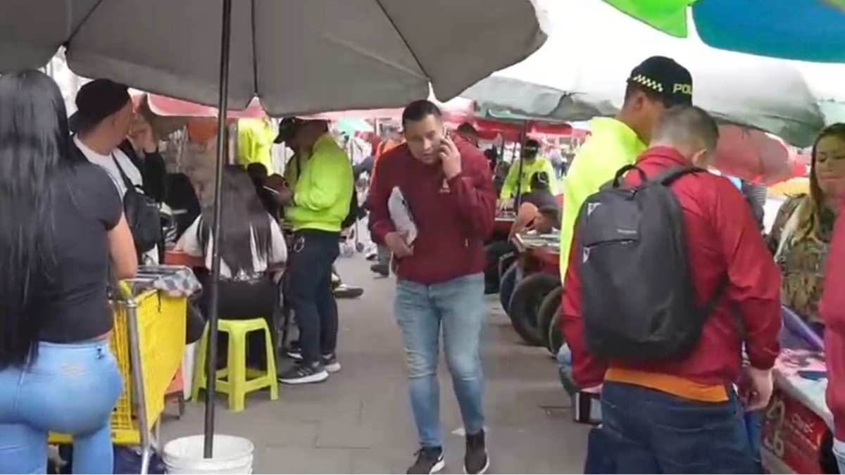 Incautan 24 celulares heridos y adulterados que eran vendidos en carretillas del centro de Bogotá