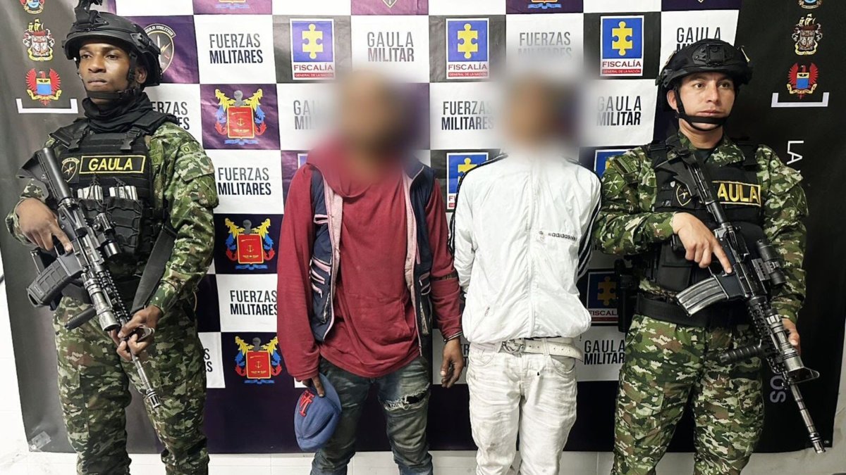 Ejército y Fiscalía capturan a dos extranjeros mientras recibían cinco millones de pesos de una extorsión en el sur de Bogotá.