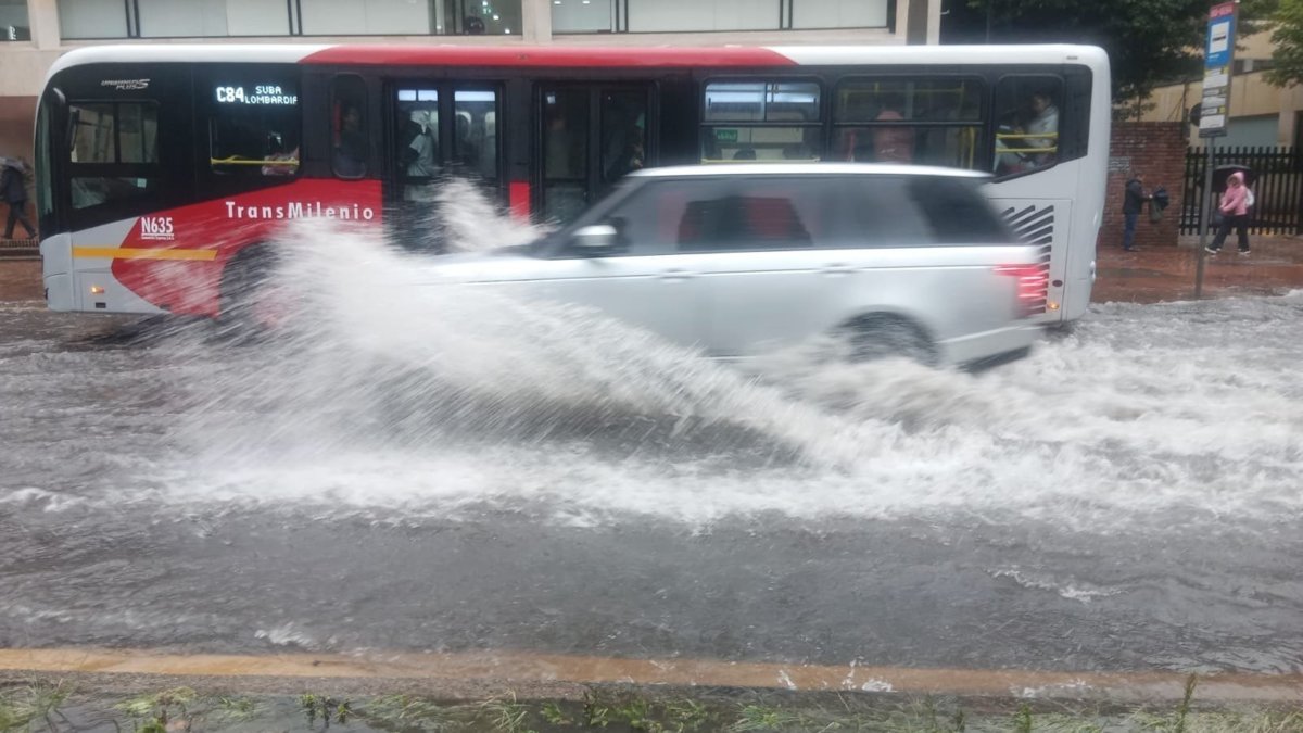 Fuertes lluvias en Bogotá provocan inundaciones, daños en el alcantarillado y caída de un árbol: autoridades atienden emergencia