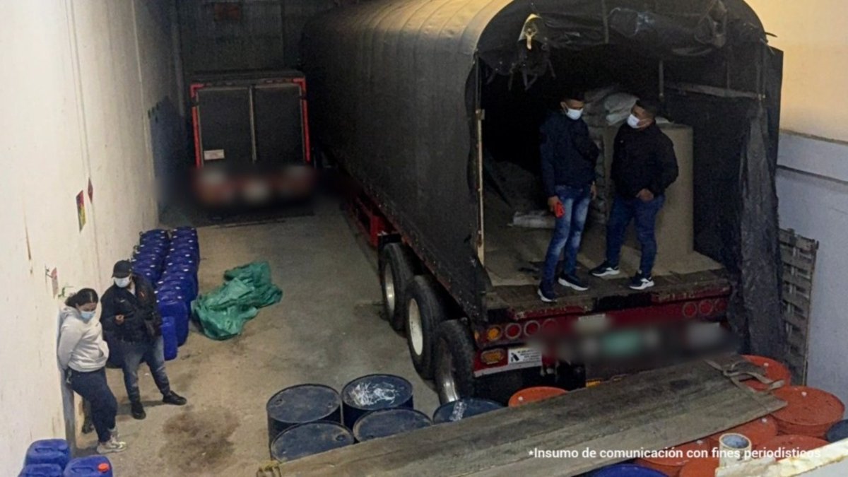 Así quedó al descubierto bodega en Soacha usada para almacenar químicos destinados a producir cocaína a gran escala.