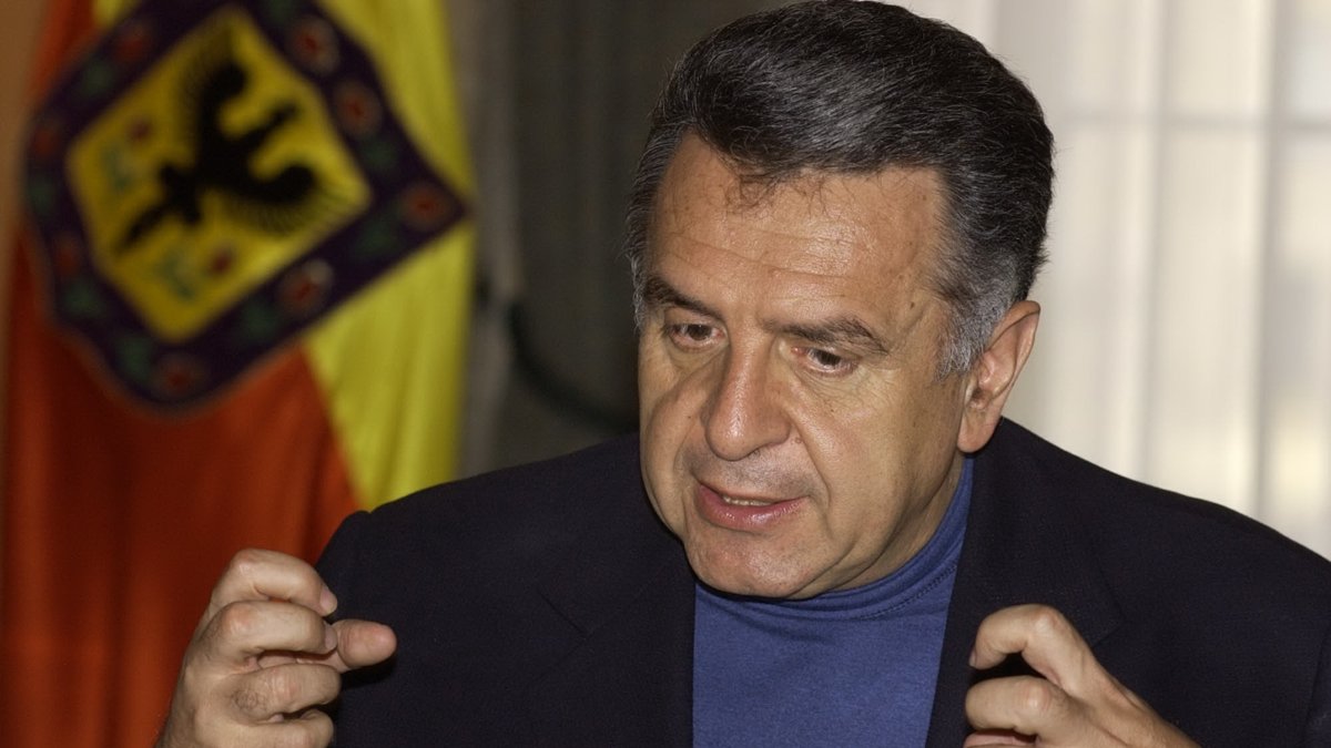 Además de ser alcalde, a Lucho Garzón le gusta celebrar, bailar al ritmo de Daniel Santos y su Sonora Matancera: perfil de 2003