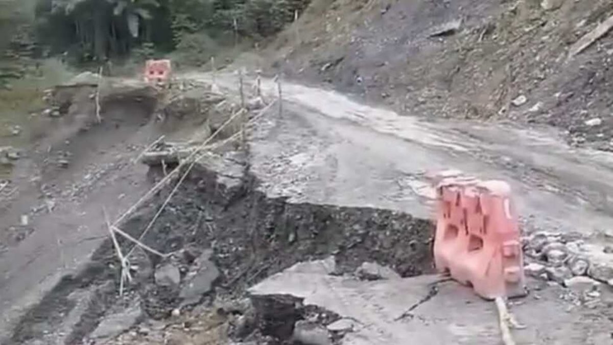 gigantesco derrumbe taponó la carretera entre Nariño y Cauca; congestión de cientos de conductores