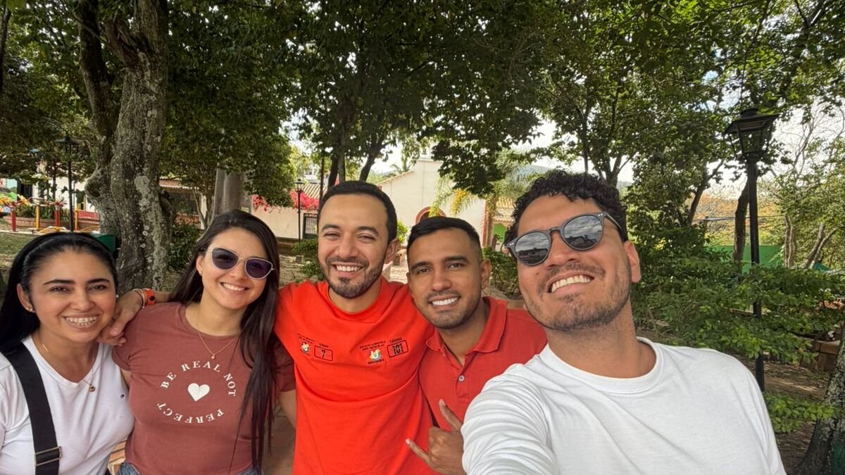 un periodista iba a ir en ese viaje y su equipo elegido ir en carretera