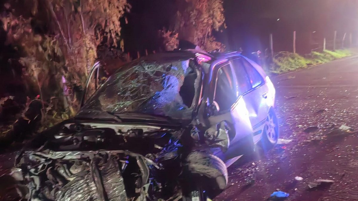 Moto quedó incrustada en un carro, una joven murió y nueve hombres resultaron heridos en brutal embestida de vehículo a rodada de moteros en Boyacá.