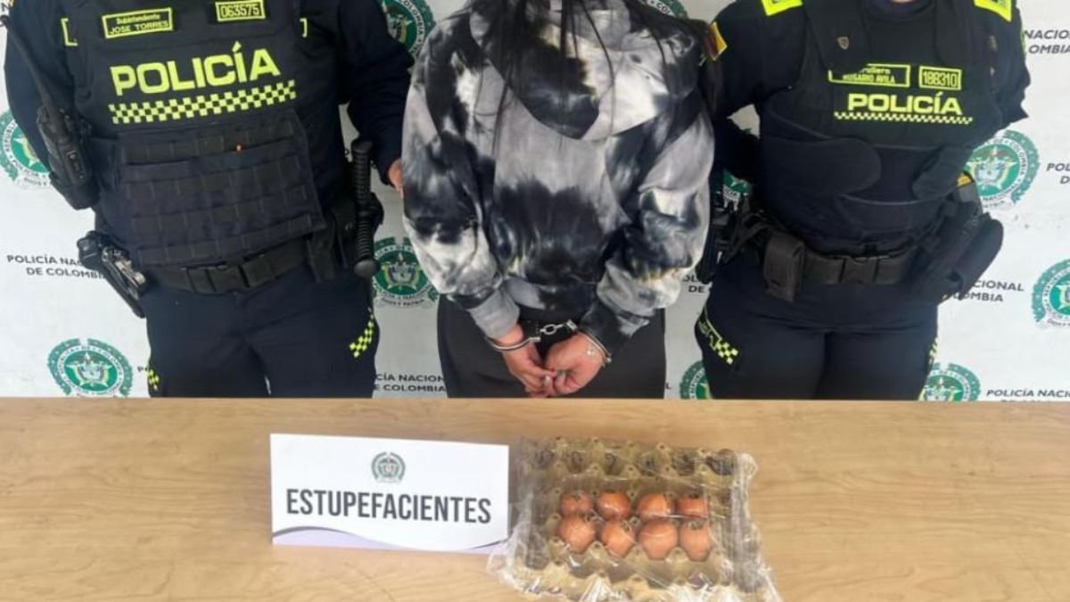 Mujer de 61 años fue capturada en Bogotá tras intentar ingresar marihuana a través de una cubeta de huevos en una estación de Policía: esto se sabe