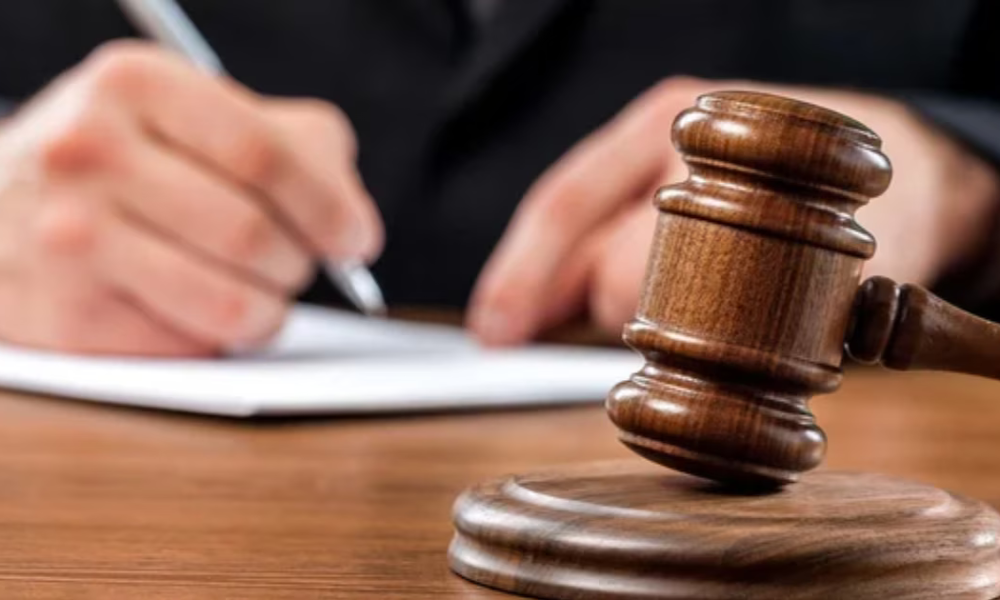 Abogada en Manizales logró que se archivara un proceso en su contra por falsificar documentos, tras indemnizar a colegio con sillas